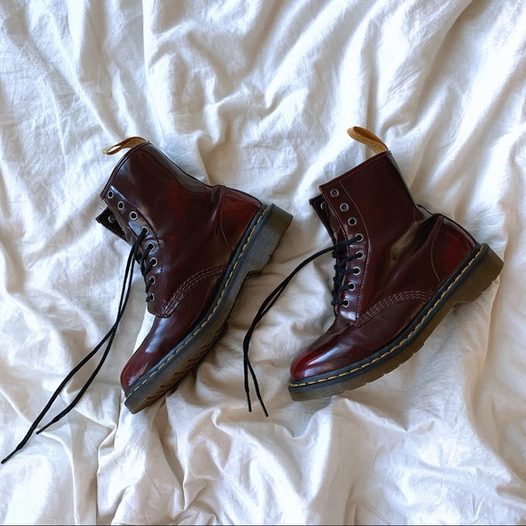 SOLD ON DEPOP 🦋 DR MARTENS VEGAN BOOTS - Picture 2 of 4